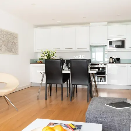 Fabulous 3 Bed 2 Bath Near Victoria Station Apartment